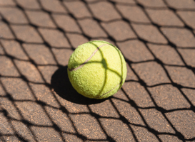 Tennisleraar betast minderjarige jongen en krijgt 150 uur taakstraf 