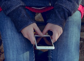 Kamermeerderheid wil mobieltjes ook tijdens pauzes en tussenuren verbieden Kamermeerderheid wil mobieltjes ook tijdens pauzes en tussenuren verbieden