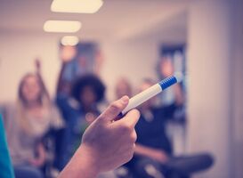 Leerkracht lyceum Delft gebruikte online 'ongepaste taal' richting leerlingen Leerkracht lyceum Delft gebruikte online 'ongepaste taal' richting leerlingen