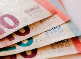 Docent wint ruim 80.000 euro in tv-quiz Eén tegen 100 Docent wint ruim 80.000 euro in tv-quiz Eén tegen 100